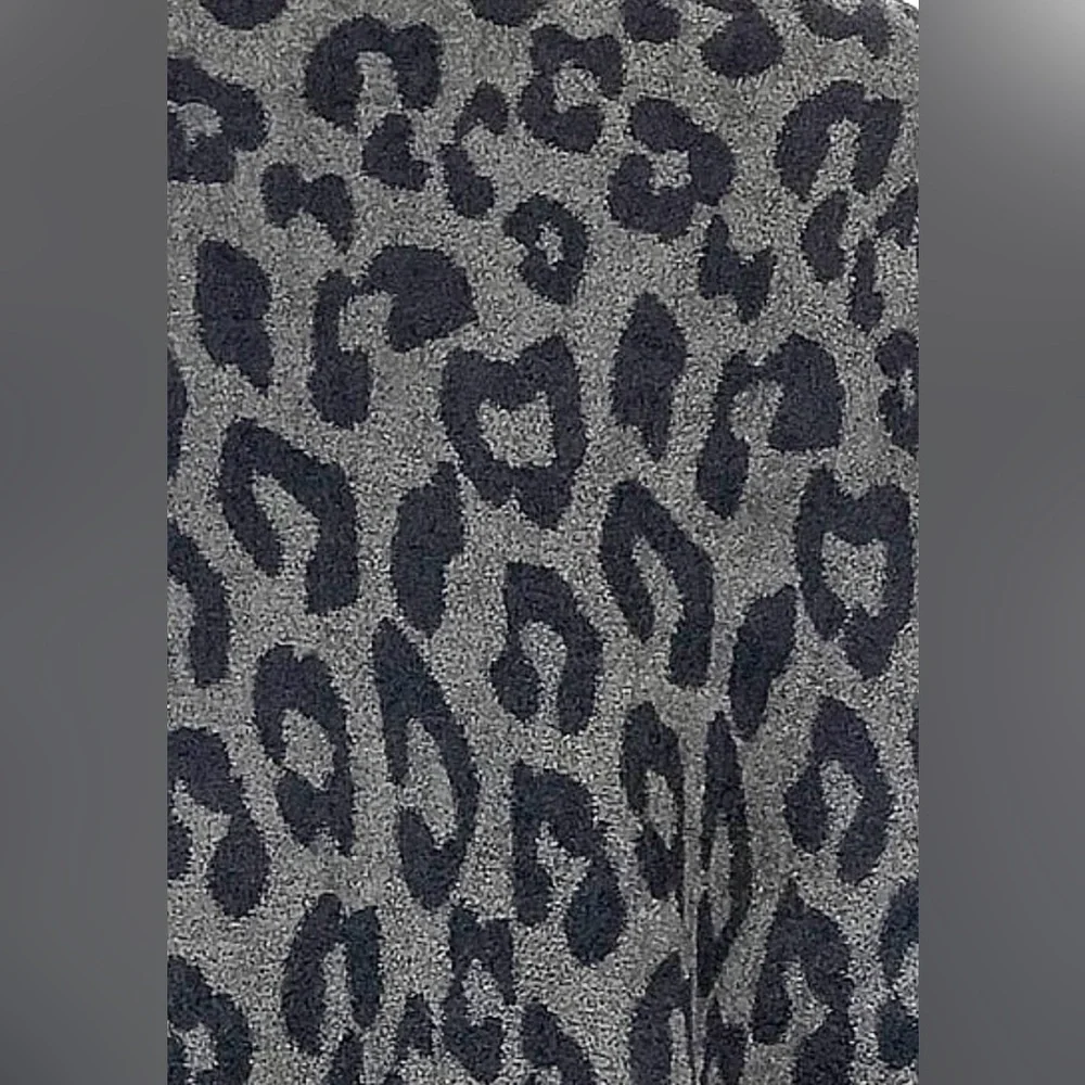 New Barefoot Dreams Cozy Chic Ultra Lite Gray Leopard Print Blanket Wrap L-XL - Picture 7 of 9
